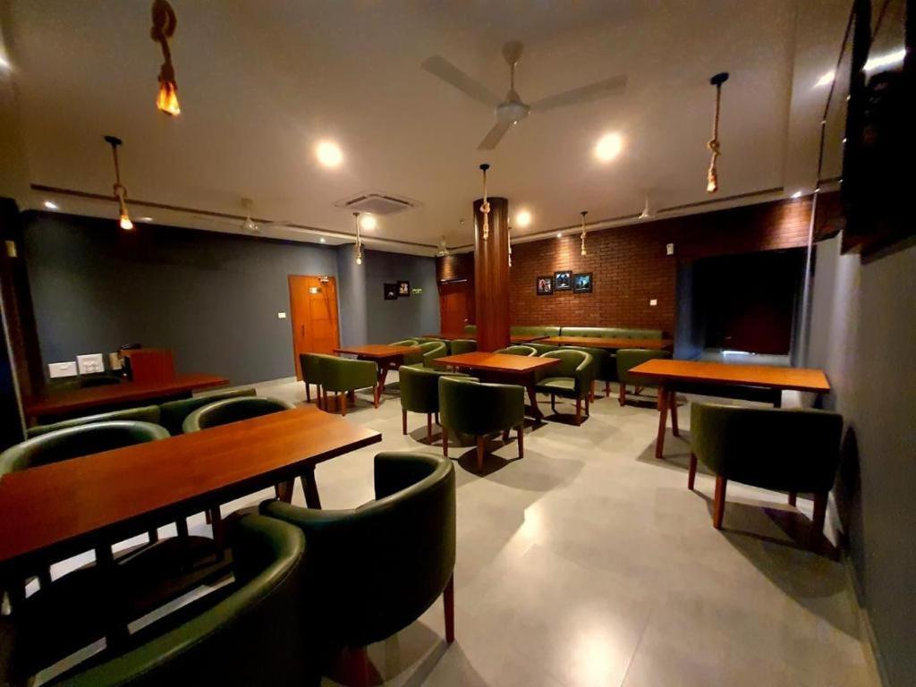 Emperor-Hotel Rachana Continental Pvt Ltd Kizhake Chalakudi Екстер'єр фото