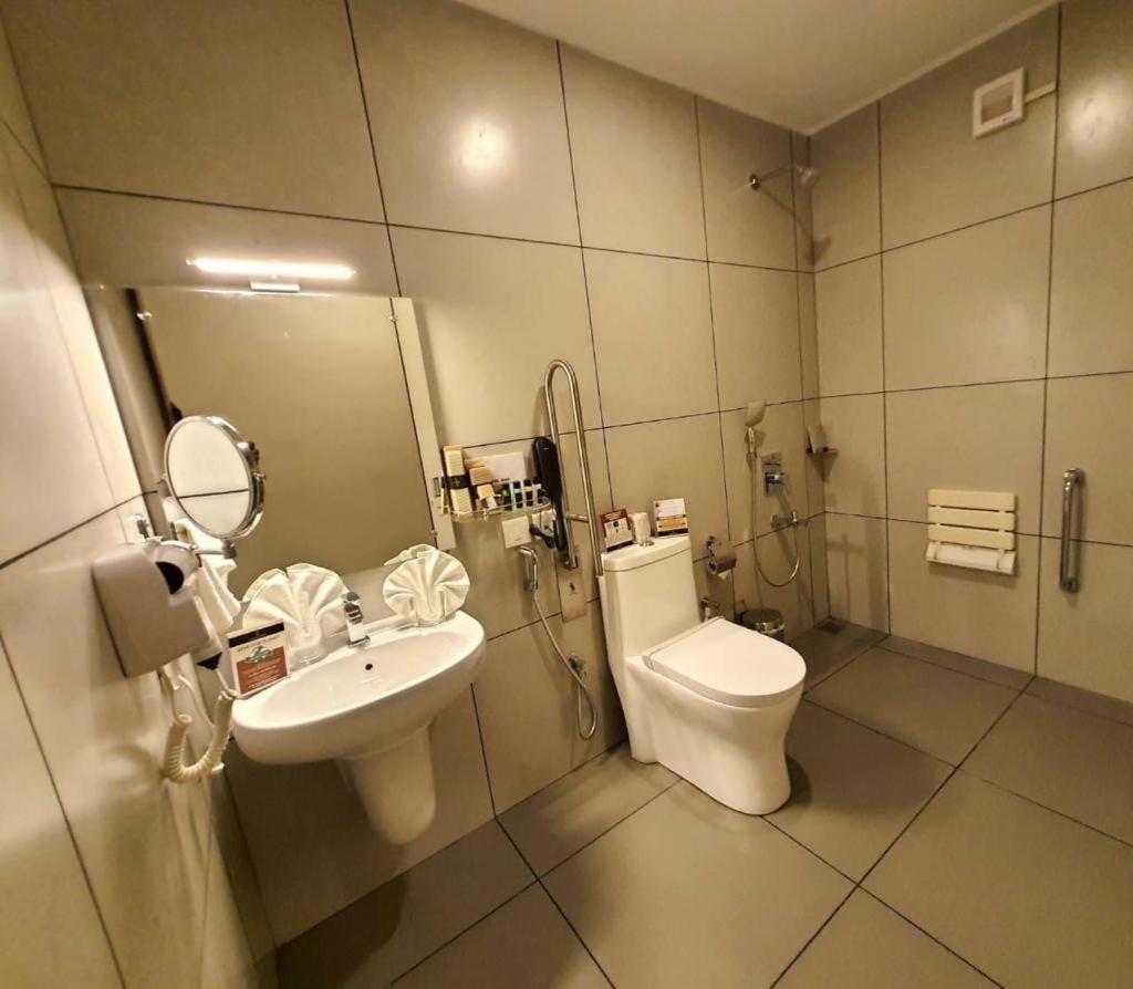 Emperor-Hotel Rachana Continental Pvt Ltd Kizhake Chalakudi Екстер'єр фото