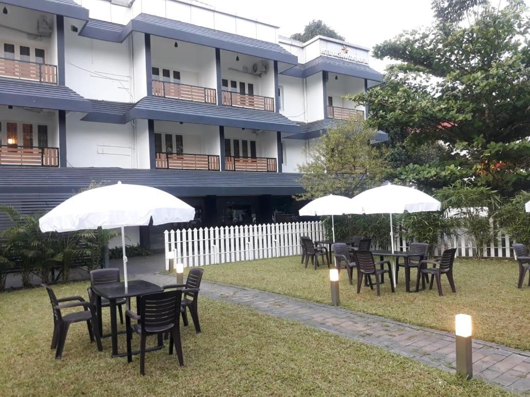 Emperor-Hotel Rachana Continental Pvt Ltd Kizhake Chalakudi Екстер'єр фото
